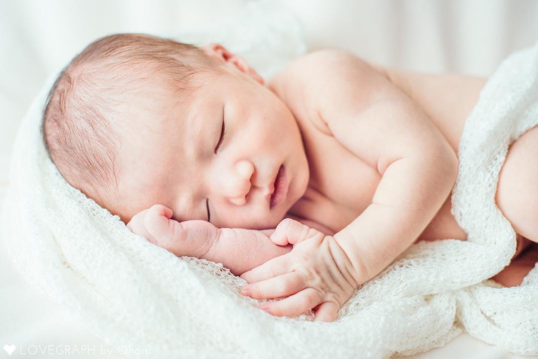 ニューボーンフォトとは 生まれたてを残せる魅力 メリットと注意点