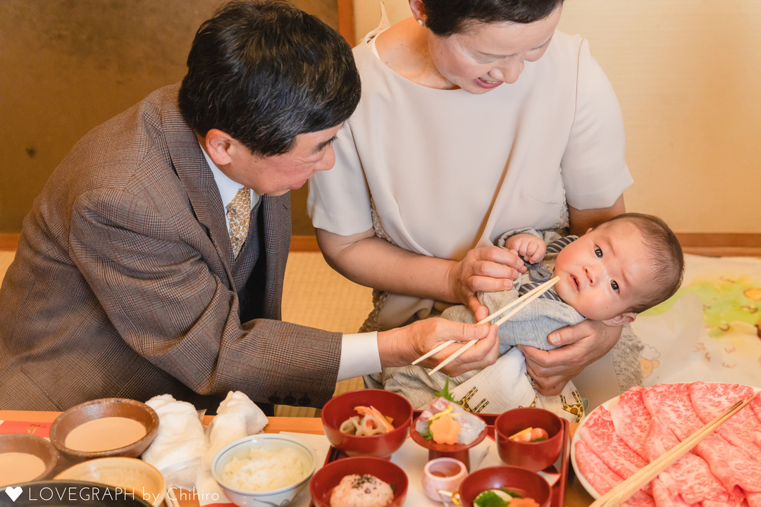 step2：“養い親”が赤ちゃんを膝に乗せる